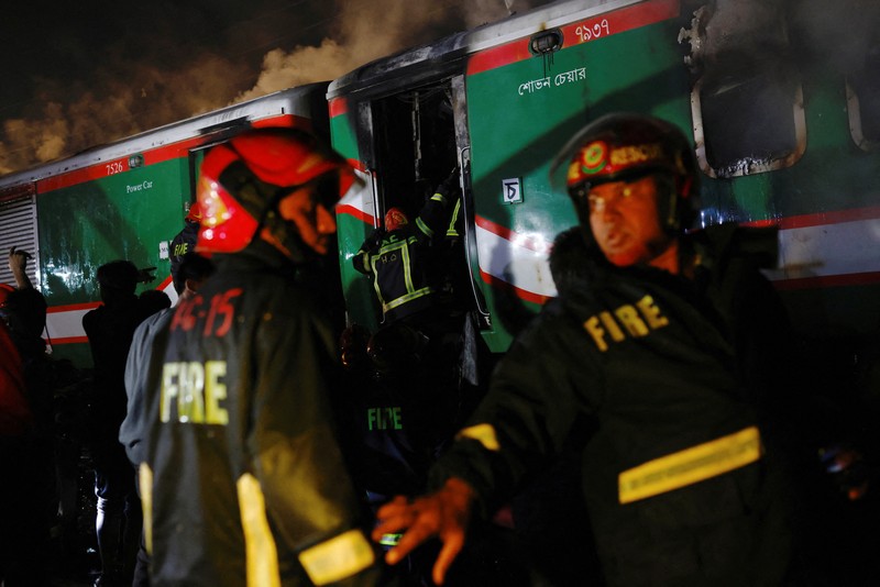 Sebanyak empat orang tewas dalam dugaan pembakaran kereta penumpang di Bangladesh, menjelang pemilihan umum perdana menteri pada Minggu (7/1) waktu setempat. (REUTERS/MOHAMMAD PONIR HOSSAIN)