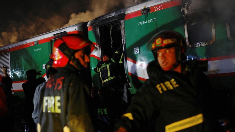 Sebanyak empat orang tewas dalam dugaan pembakaran kereta penumpang di Bangladesh, menjelang pemilihan umum perdana menteri pada Minggu (7/1) waktu setempat. (REUTERS/MOHAMMAD PONIR HOSSAIN)