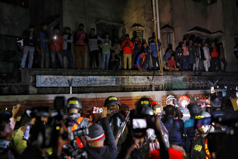 Sebanyak empat orang tewas dalam dugaan pembakaran kereta penumpang di Bangladesh, menjelang pemilihan umum perdana menteri pada Minggu (7/1) waktu setempat. (REUTERS/MOHAMMAD PONIR HOSSAIN)