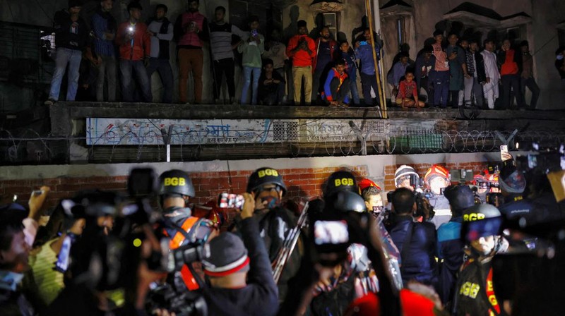Sebanyak empat orang tewas dalam dugaan pembakaran kereta penumpang di Bangladesh, menjelang pemilihan umum perdana menteri pada Minggu (7/1) waktu setempat. (REUTERS/MOHAMMAD PONIR HOSSAIN)