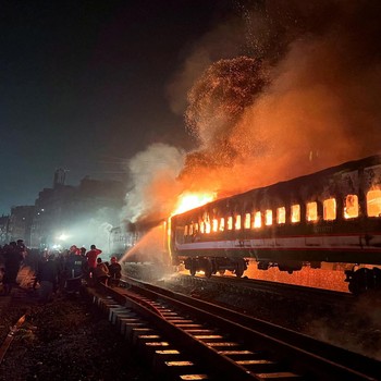 Kereta Api Dibakar Massa Jelang Pemilu, 4 Orang Tewas