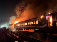 Kereta Api Dibakar Massa Jelang Pemilu, 4 Orang Tewas