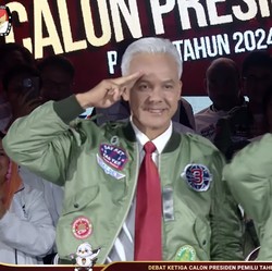 Debat Ketiga Capres Ganjar-Mahfud Beri Hormat Tiga Jari, Ini Artinya!