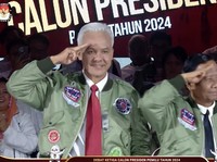 Debat Ketiga Capres Ganjar-Mahfud Beri Hormat Tiga Jari, Ini Artinya!