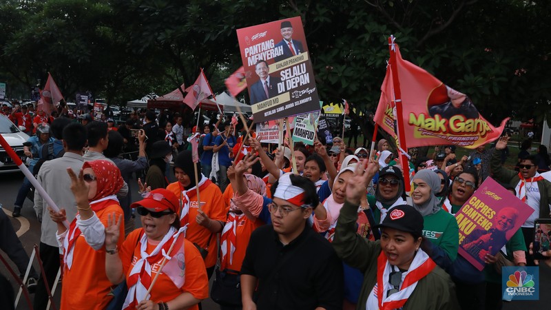 Tim Pendukung Calon No Urut 3 Ganjar Pranowo - Mahfud MD saat tiba di Istora Senayan, Jakarta, Minggu, 7/1. (CNBC Indonesia/Muhammad Sabki) Tim Pendukung Calon No Urut 3 Ganjar Pranowo - Mahfud MD saat tiba di Istora Senayan, Jakarta, Minggu, 7/1. (CNBC Indonesia/Muhammad Sabki)
