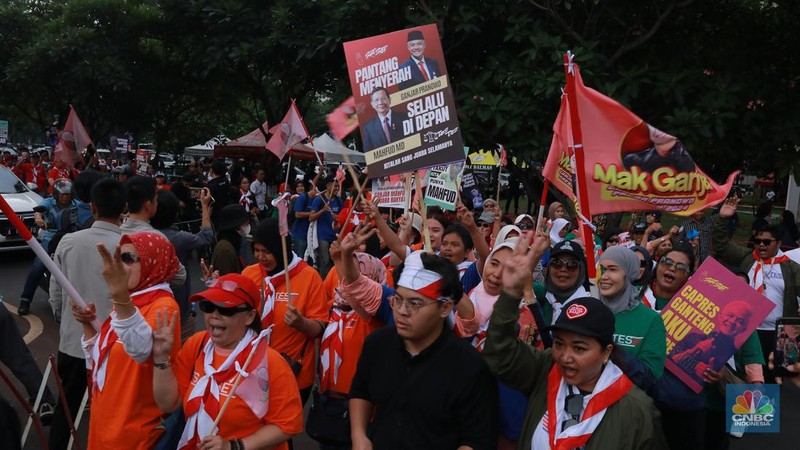 Tim Pendukung Calon No Urut 3 Ganjar Pranowo - Mahfud MD saat tiba di Istora Senayan, Jakarta, Minggu, 7/1. (CNBC Indonesia/Muhammad Sabki)