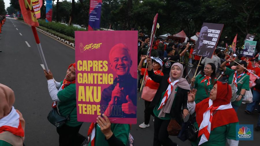 Tim Pendukung Calon No Urut 3 Ganjar Pranowo - Mahfud MD saat tiba di Istora Senayan, Jakarta, Minggu, 7/1. (CNBC Indonesia/Muhammad Sabki)