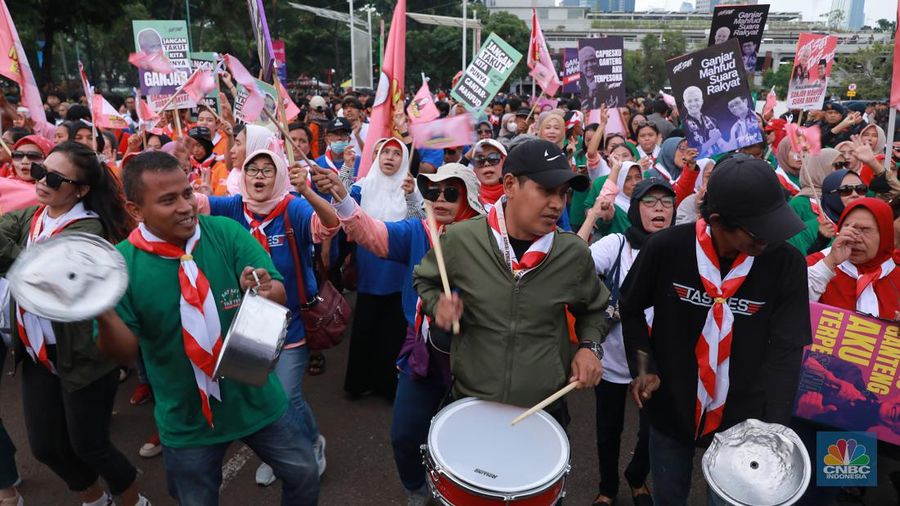 Tim Pendukung Calon No Urut 3 Ganjar Pranowo - Mahfud MD saat tiba di Istora Senayan, Jakarta, Minggu, 7/1. (CNBC Indonesia/Muhammad Sabki)