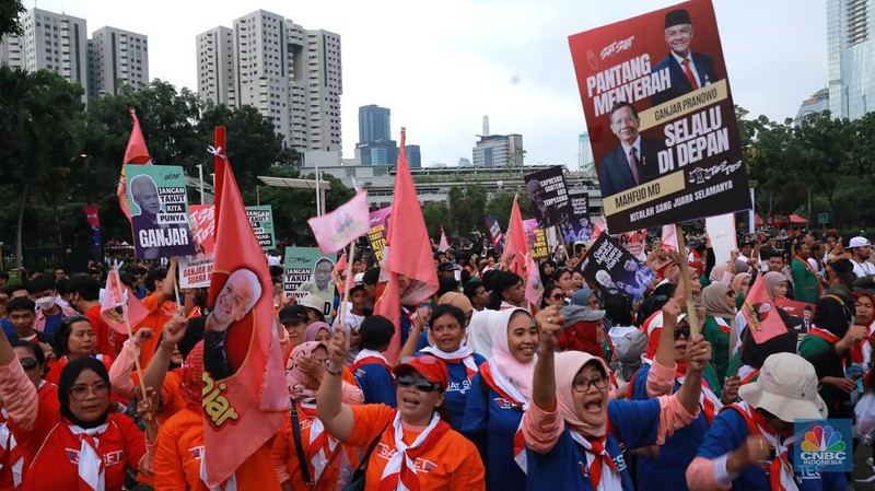 Tim Pendukung Calon No Urut 3 Ganjar Pranowo - Mahfud MD saat tiba di Istora Senayan, Jakarta, Minggu, 7/1. (CNBC Indonesia/Muhammad Sabki)