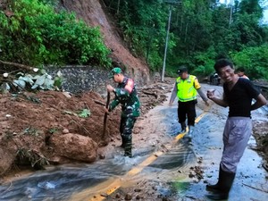 Kodim 0405 Lahat Bantu Tangani Longsoran di Jalan Batas Lahat-Bengkulu Selatan