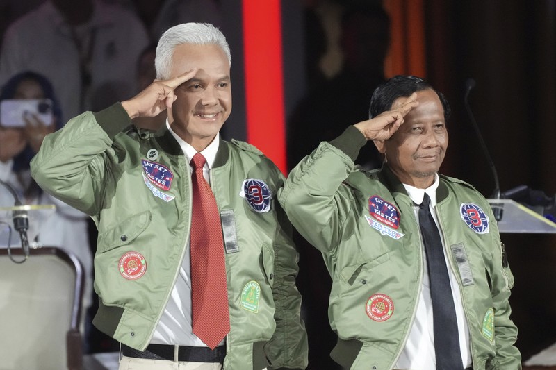 Pendukung Prabowo dalam debat ketiga yang digelar di Istora Senayan, kompleks Gelora Bung Karno (GBK) pada Minggu (7/1/2024). (CNBC Indonesia/Faisal Rahman)