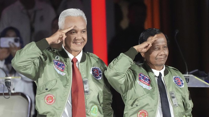 Pendukung Prabowo dalam debat ketiga yang digelar di Istora Senayan, kompleks Gelora Bung Karno (GBK) pada Minggu (7/1/2024). (վ/Faisal Rahman)