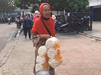 Terus Semangat, Nenek Solati Bertahan Hidup dengan Berjualan Kerupuk