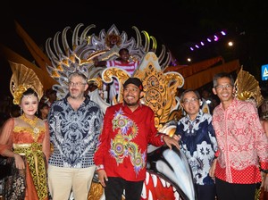 Digagas Cak Fauzi, Parade Musik Tong-Tong Sumenep Pikat Turis Asing