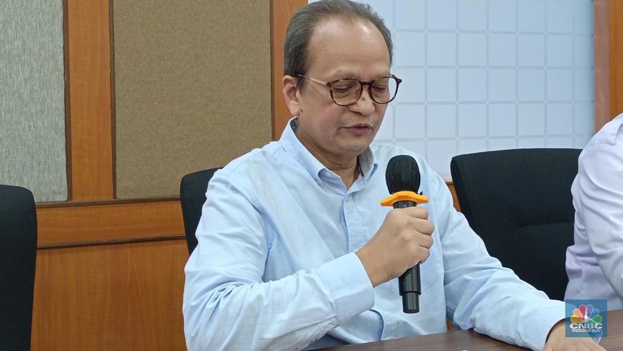 Deputi Bidang Usaha Mikro Kemenkop UKM Yulius dalam Konferensi Pers di kantornya, Senin (8/1/2024). (CNBC Indonesia/Martyasari Rizky)