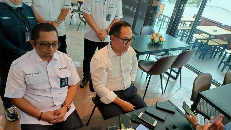 Direktur Utama ID Food Frans Marganda Tambunan  dan  Wamen BUMN I Kartika Wirjoatmodjo saat jumpers Kinerja ID Food di Jakarta, Senin (8/1/2024). (CNBC Indonesia/Ferry Sandi)