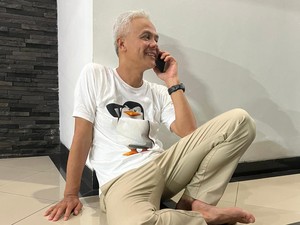 Ganjar Nyante Duls Berkaus Penguin Usai Debat Lawan Anies & Prabowo