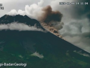 Gunung Merapi Muntahkan Awan Panas Siang Ini