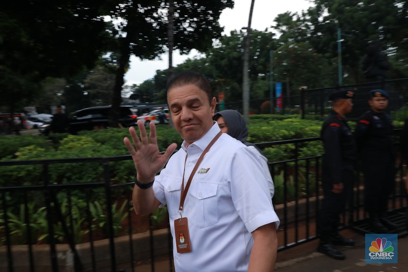 Pengacara Hotman Paris pendukung Capres No urut 2, Prabowo- Gibran saat tiba di Istora Senayan, Jakarta, Minggu, (7/1). (CNBC Indonesia/Muhammad Sabki)