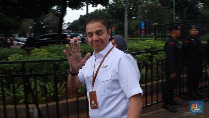 Pengacara Hotman Paris pendukung Capres No urut 2, Prabowo- Gibran saat tiba di Istora Senayan, Jakarta, Minggu, (7/1). (CNBC Indonesia/Muhammad Sabki)