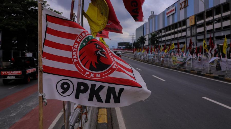 Kendaraan melintas di dekat bendera Partai Politik yang terpasang pada pembatas jalan di Jakarta, Senin (8/1/2023). (վ/Faisal Rahman)