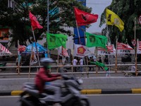 Warna Warni Bendera Parpol Bertebaran di Jalanan Jakarta