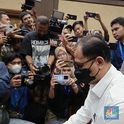 Hadapi Sidang Vonis, Eks PNS Pajak Rafael Alun Diam & Tertunduk
