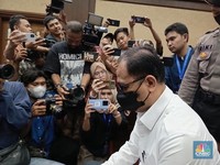 Hadapi Sidang Vonis, Eks PNS Pajak Rafael Alun Diam & Tertunduk