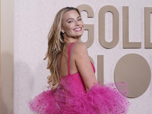 Margot Robbie Glamor di Golden Globes 2024, Pakai Perhiasan Rp 46 Miliar