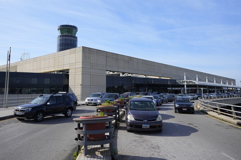 Wisatawan mendorong barang bawaan mereka di terminal keberangkatan Bandara Internasional Rafik Hariri di Beirut, Lebanon, Senin, 8 Januari 2024. Wisatawan mendorong barang bawaan mereka di terminal keberangkatan Bandara Internasional Rafik Hariri di Beirut, Lebanon, Senin, 8 Januari 2024. Layar tampilan informasi pada hari Minggu di bandara internasional Beirut diretas oleh kelompok anti-Hizbullah domestik, saat bentrokan antara Kelompok militan Lebanon dan militer Israel terus menguat di sepanjang perbatasan. Informasi keberangkatan dan kedatangan pada hari Minggu digantikan oleh pesan yang menuduh kelompok Hizbullah menempatkan Lebanon dalam risiko perang habis-habisan dengan Israel. (AP Photo/Bilal Hussein)