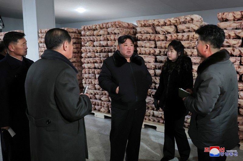 Pemimpin Korea Utara Kim Jong-un mengunjungi peternakan ayam Kwangchon dekat Pyongyang, Korea Utara, Minggu (7/1/2024). (via REUTERS/KCNA)