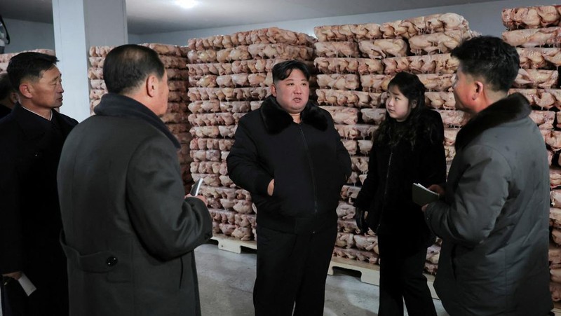 Pemimpin Korea Utara Kim Jong-un mengunjungi peternakan ayam Kwangchon dekat Pyongyang, Korea Utara, Minggu (7/1/2024). (via REUTERS/KCNA)