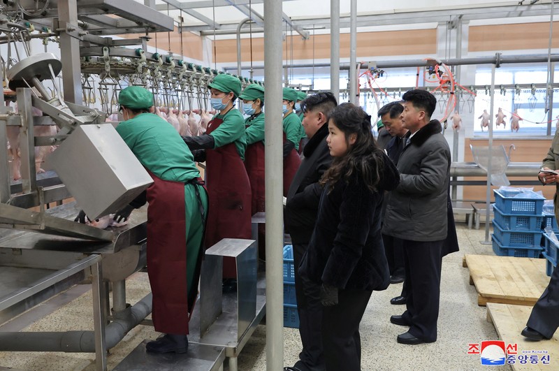 Pemimpin Korea Utara Kim Jong-un mengunjungi peternakan ayam Kwangchon dekat Pyongyang, Korea Utara, Minggu (7/1/2024). (via REUTERS/KCNA) Pemimpin Korea Utara Kim Jong-un mengunjungi peternakan ayam Kwangchon dekat Pyongyang, Korea Utara, Minggu (7/1/2024). (via REUTERS/KCNA)