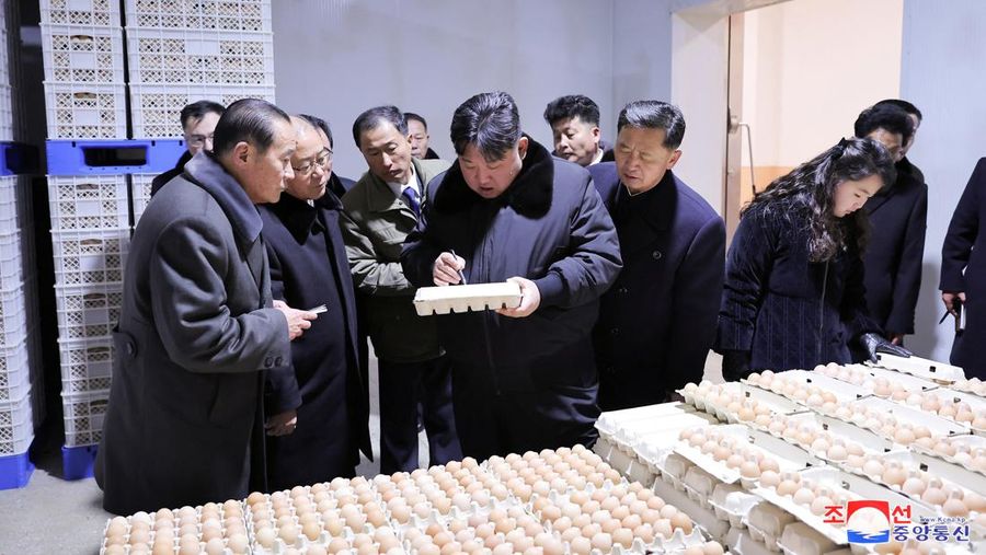 Pemimpin Korea Utara Kim Jong-un mengunjungi peternakan ayam Kwangchon dekat Pyongyang, Korea Utara, Minggu (7/1/2024). (via REUTERS/KCNA)