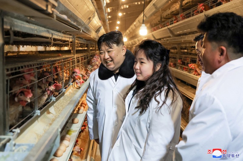 Pemimpin Korea Utara Kim Jong-un mengunjungi peternakan ayam Kwangchon dekat Pyongyang, Korea Utara, Minggu (7/1/2024). (via REUTERS/KCNA) Pemimpin Korea Utara Kim Jong-un mengunjungi peternakan ayam Kwangchon dekat Pyongyang, Korea Utara, Minggu (7/1/2024). (via REUTERS/KCNA)