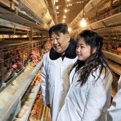 Potret 'Gemoy' Kim Jong Un dan Putrinya Berkunjung ke Peternakan Ayam