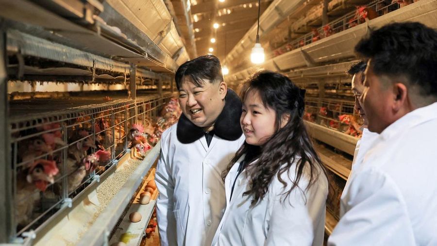 Pemimpin Korea Utara Kim Jong-un mengunjungi peternakan ayam Kwangchon dekat Pyongyang, Korea Utara, Minggu (7/1/2024). (via REUTERS/KCNA)