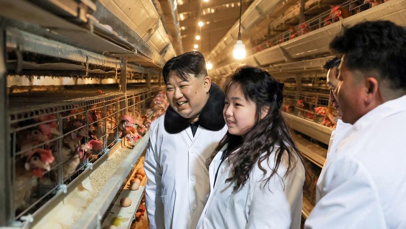 Pemimpin Korea Utara Kim Jong-un mengunjungi peternakan ayam Kwangchon dekat Pyongyang, Korea Utara, Minggu (7/1/2024). (via REUTERS/KCNA)