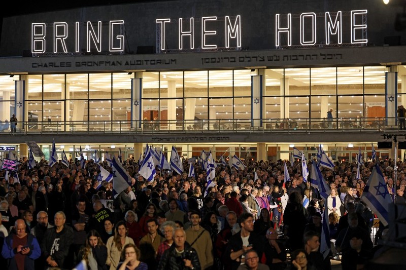 Warga Israel melakukan protes terhadap pemerintahan Perdana Menteri Benjamin Netanyahu di Tel Aviv, Israel, Sabtu, 30 Desember 2023. (AP Photo/Ariel Schalit)