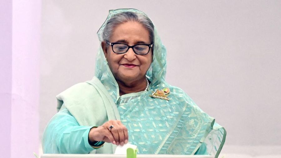 Perdana Menteri Petahanan Bangladesh, Sheikh Hasina, memenangkan pemilihan umum (pemilu) untuk kelima kalinya pada Minggu (7/1) di tengah berbagai kontroversi yang mewarnai pemilu. (via REUTERS/PRIME MINISTER'S OFFICE) Perdana Menteri Petahanan Bangladesh, Sheikh Hasina, memenangkan pemilihan umum (pemilu) untuk kelima kalinya pada Minggu (7/1) di tengah berbagai kontroversi yang mewarnai pemilu. (via REUTERS/PRIME MINISTER'S OFFICE)