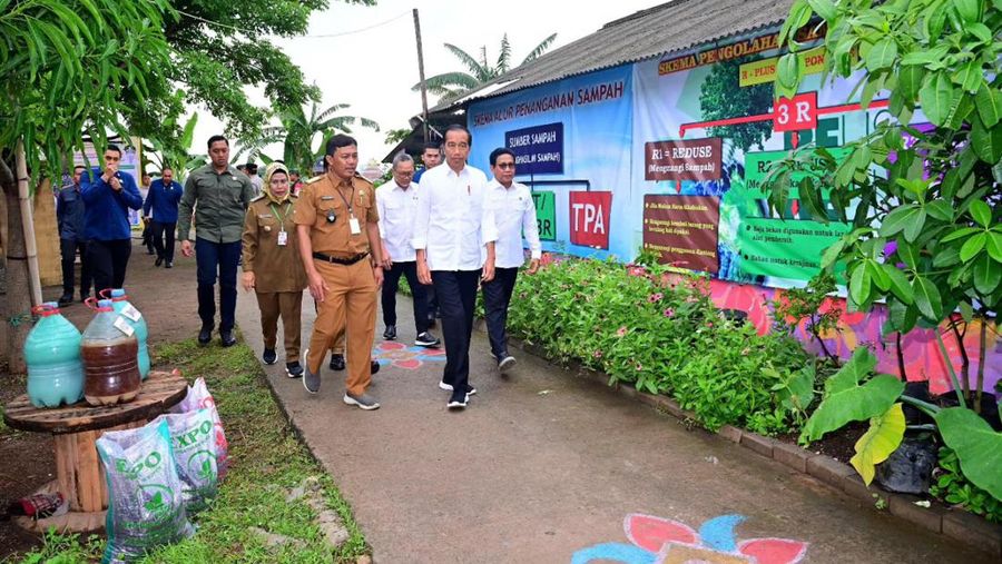 Presiden Joko Widodo temui kepala desa se-Kabupaten Serang di Desa Margagiri, Banten. (Media X @jokowi)