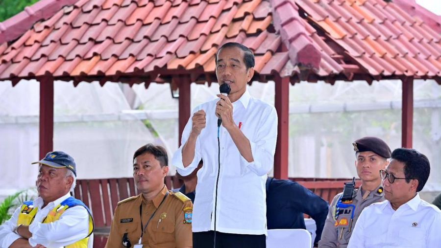 Presiden Joko Widodo temui kepala desa se-Kabupaten Serang di Desa Margagiri, Banten. (Media X @jokowi)