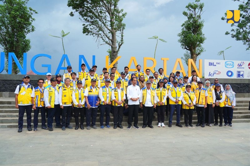 Presiden RI Jokowi didampingi Menteri PUPR Basuki Hadimuljono, Menteri Perdagangan Zulkifli Hasan, Menteri Agraria dan Tata Ruang Hadi Tjahjanto, dan pejabat daerah meresmikan Bendungan Karian, di Desa Pasir Tanjung, Kecamatan Rangkasbitung, Lebak, Provinsi Banten pada, Senin (8/1/2024). (Dok. Kementerian PUPR)