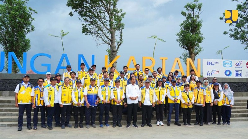 Presiden RI Jokowi didampingi Menteri PUPR Basuki Hadimuljono, Menteri Perdagangan Zulkifli Hasan, Menteri Agraria dan Tata Ruang Hadi Tjahjanto, dan pejabat daerah meresmikan Bendungan Karian, di Desa Pasir Tanjung, Kecamatan Rangkasbitung, Lebak, Provinsi Banten pada, Senin (8/1/2024). (Dok. Kementerian PUPR)