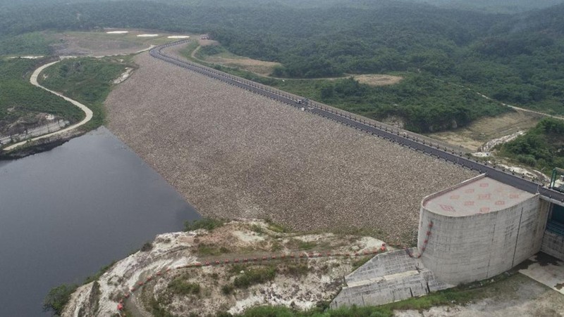 Presiden RI Jokowi didampingi Menteri PUPR Basuki Hadimuljono, Menteri Perdagangan Zulkifli Hasan, Menteri Agraria dan Tata Ruang Hadi Tjahjanto, dan pejabat daerah meresmikan Bendungan Karian, di Desa Pasir Tanjung, Kecamatan Rangkasbitung, Lebak, Provinsi Banten pada, Senin (8/1/2024). (Dok. Kementerian PUPR)