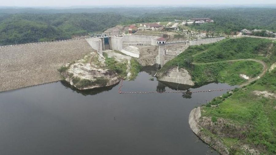 Presiden RI Jokowi didampingi Menteri PUPR Basuki Hadimuljono, Menteri Perdagangan Zulkifli Hasan, Menteri Agraria dan Tata Ruang Hadi Tjahjanto, dan pejabat daerah meresmikan Bendungan Karian, di Desa Pasir Tanjung, Kecamatan Rangkasbitung, Lebak, Provinsi Banten pada, Senin (8/1/2024). (Dok. Kementerian PUPR)