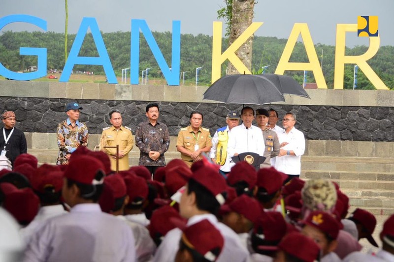 Presiden RI Jokowi didampingi Menteri PUPR Basuki Hadimuljono, Menteri Perdagangan Zulkifli Hasan, Menteri Agraria dan Tata Ruang Hadi Tjahjanto, dan pejabat daerah meresmikan Bendungan Karian, di Desa Pasir Tanjung, Kecamatan Rangkasbitung, Lebak, Provinsi Banten pada, Senin (8/1/2024). (Dok. Kementerian PUPR)