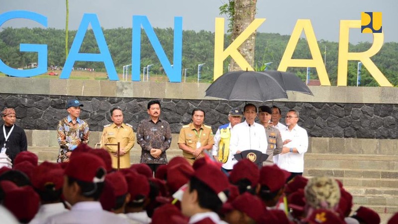Presiden RI Jokowi didampingi Menteri PUPR Basuki Hadimuljono, Menteri Perdagangan Zulkifli Hasan, Menteri Agraria dan Tata Ruang Hadi Tjahjanto, dan pejabat daerah meresmikan Bendungan Karian, di Desa Pasir Tanjung, Kecamatan Rangkasbitung, Lebak, Provinsi Banten pada, Senin (8/1/2024). (Dok. Kementerian PUPR)