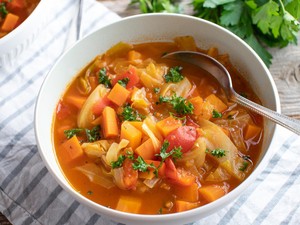 Resep Sup Tomat dan Sayuran yang Asam Segar dan Kaya Nutrisi