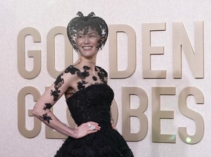 Rosamund Pike Pakai Veil Dramatis di Golden Globes, Tutupi Bekas Kecelakaan